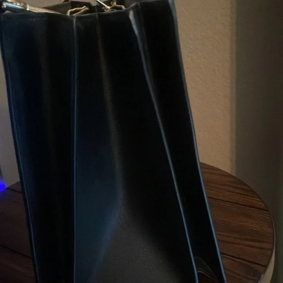 Stylish Black Michael Kors purse with gold accents, 4 compartments. - Picture 3 of 6